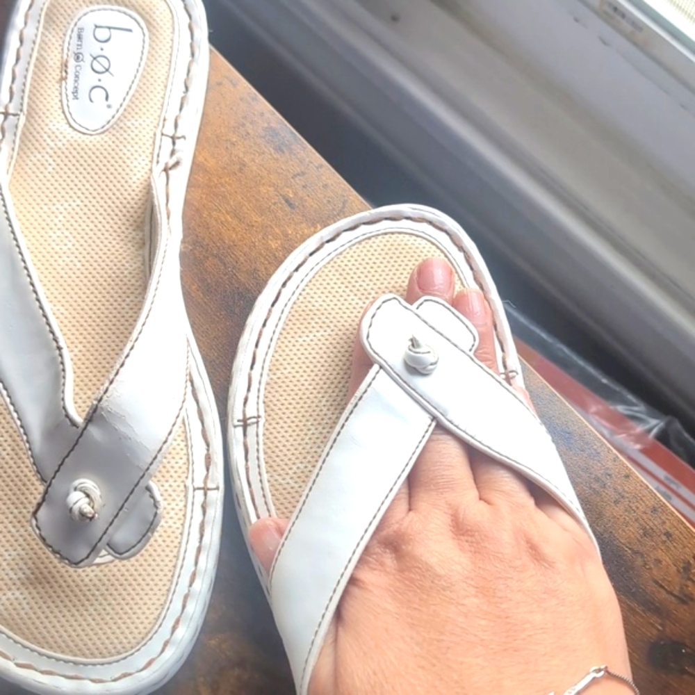 B.o.c Women's Size 8 White Leather Slip-On Flat Sandals / Flip Flops - Picture 3 of 11